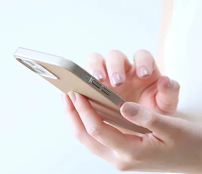 スマートフォンでレンタカーを予約する手元の写真