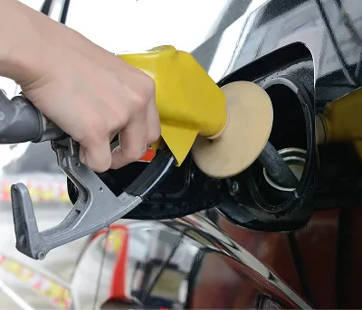 給油ノズルでガソリンを満タンにしている場面