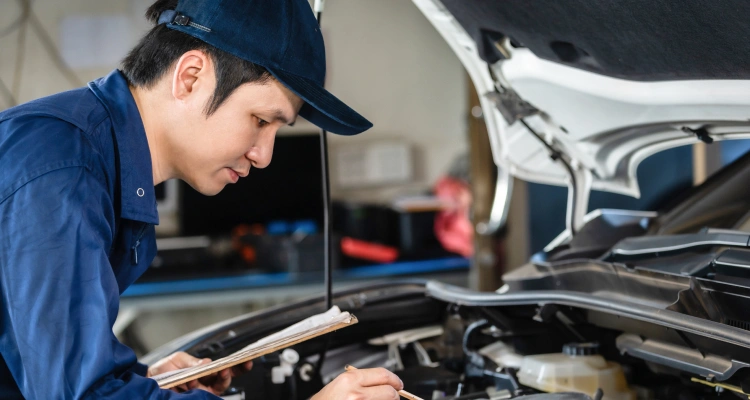 ニコニコレンタカーの整備士が車のメンテナンスを行っている様子