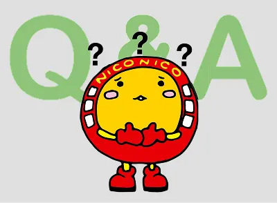 ニコニコレンタカー公式キャラクターのニコちゃんが頭に「？」マークを浮かべて考えているイラスト