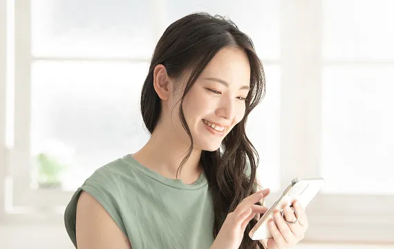 ニコニコレンタカーを選ぶ女性の写真