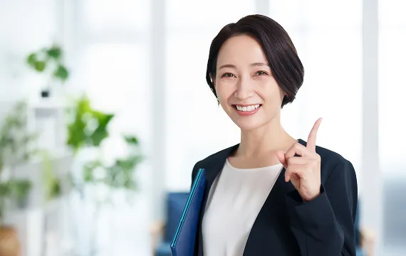 手厚い補償に安心している女性の写真
