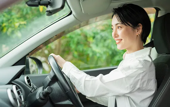 快適な車内空間で運転している女性の写真
