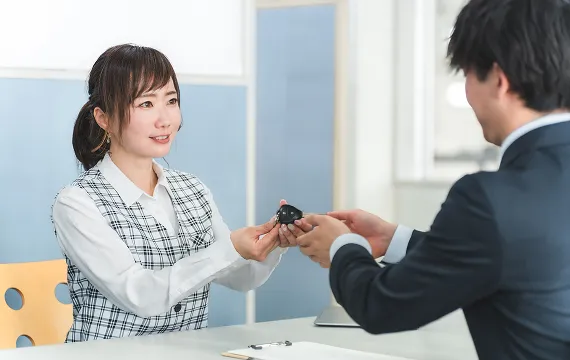車のプロが点検・整備している写真