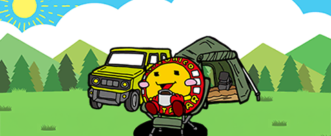 ニコニコレンタカー公式キャラクターのニコちゃんが車でキャンプ場に訪れテントの前に置いた椅子に座ってコーヒーを飲んでいるイラスト